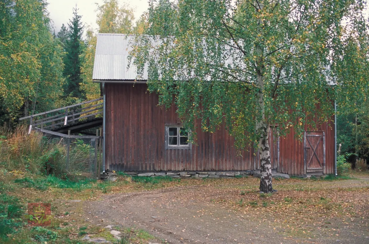 Bilde 1)  Låve/fjøs fra 1920 i Limannvik  ble flyttet til Gosen på Norsk vegmuseum. Åpningen av Gosenanlegget var 19. juni 1993. Her er fjøsbygningen slik den står i dag. Foto: Ole Arvid Flatmark.

Bilde 2) Gosen plantegning  låven/fjøset.

Bilde 3) Bilde viser hvor bygningen stod i Limannvik  Lierne, Nord-Trøndelag, før flytting til Norsk vegmuseum. Foto: Aslak Stø. 

Bilde 4) Låven/Fjøset i Limannvik Lierne, Nord-Trøndelag, før flytting til Norsk vegmuseum. Foto: Aslak Stø.

Bilde 5) Bilde av interiør i låve/fjøs før flytting til Norsk vegmuseum. Foto: Aslak Stø.

Bilde 6) Låven/fjøset ble transportert på lastebil til Norsk vegmuseum. På bildet står Asbjørn Aspnes og Rolf Buknotten sammen med Per Stø helt til venstre, i midten Aslak Stø med blå vest og helt til høyre lastebilsjåfør Arne Rønningen. Ansvarlig for riving og transport  var Aslak Stø med bistand av Mads Almaas.

Bilde 7) Bilde viser låven på Gamle Gosen, Lierne i Nord-Trøndelag. Fra venstre med hatt: Mads Almaas, videre Jonar Aamo og Sten Olav Ringstad i orange vegvesen overaller. Per Stø står med ryggen til. 

Bilde 8) På Gamle Gosen, Lierne i Nord-Trøndelag: Fra venstre: Jonar Åamo, Sten Olav Ringstad og museumsdirektør Geir Paulsrud. 

Ref. til "Meddelelser fra Vegdirektøren", Nr. 9-1933. Veivokterboliger i Nord-Trøndelag.