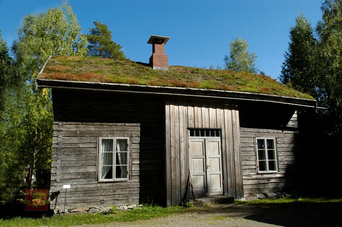 Bilde 1 og 2) Gosen Vegvokterbolig, Lierne i Nord-Trøndelag ble flyttet til Norsk vegmuseum. Her er den slik den står i dag. Foto: Ole Arvid Flatmark.
Bilde 3 og 4) Gosen plantegning innvendig og utvendig av våningshuset. 
Bilde 5 og 6) Bilde viser hvor bygningen stod i Lierne i Nord-Trøndelag før flytting til Norsk vegmuseum. I 1978 ble våningshuset revet og og lagret på Steinkjer museum, for senere å bli fraktet til Norsk vegmuseum og gjenreist til åpningen av Gosenanlegget 19. juni 1993. Bilde er fra 1977, og er sannsynlig tatt av fylkeskonservatoren i Nord-Trøndelag. 
Mads Almaas var sentral i riving og mellomlagring på museet i Steinkjer, og ikke minst flytting til Hunderfossen. 
Bilde 7) Museumsdirektør Geir Paulsrud foran vegvokterboligen som er under oppføring. Gosenanlegget stod ferdig i 1993. Foto: Sverre Findstad. 
Bilde 8) Gamle Gosen vegvokterbolig og låven fra Limannvika etter gjenreisning. Bildet er tatt 18. mai 1994, og gitt av Rolf Buknotten.