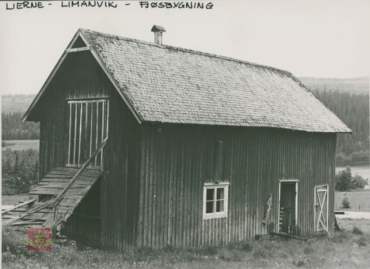 Bilde 1)  Låve/fjøs fra 1920 i Limannvik  ble flyttet til Gosen på Norsk vegmuseum. Åpningen av Gosenanlegget var 19. juni 1993. Her er fjøsbygningen slik den står i dag. Foto: Ole Arvid Flatmark.

Bilde 2) Gosen plantegning  låven/fjøset.

Bilde 3) Bilde viser hvor bygningen stod i Limannvik  Lierne, Nord-Trøndelag, før flytting til Norsk vegmuseum. Foto: Aslak Stø. 

Bilde 4) Låven/Fjøset i Limannvik Lierne, Nord-Trøndelag, før flytting til Norsk vegmuseum. Foto: Aslak Stø.

Bilde 5) Bilde av interiør i låve/fjøs før flytting til Norsk vegmuseum. Foto: Aslak Stø.

Bilde 6) Låven/fjøset ble transportert på lastebil til Norsk vegmuseum. På bildet står Asbjørn Aspnes og Rolf Buknotten sammen med Per Stø helt til venstre, i midten Aslak Stø med blå vest og helt til høyre lastebilsjåfør Arne Rønningen. Ansvarlig for riving og transport  var Aslak Stø med bistand av Mads Almaas.

Bilde 7) Bilde viser låven på Gamle Gosen, Lierne i Nord-Trøndelag. Fra venstre med hatt: Mads Almaas, videre Jonar Aamo og Sten Olav Ringstad i orange vegvesen overaller. Per Stø står med ryggen til. 

Bilde 8) På Gamle Gosen, Lierne i Nord-Trøndelag: Fra venstre: Jonar Åamo, Sten Olav Ringstad og museumsdirektør Geir Paulsrud. 

Ref. til "Meddelelser fra Vegdirektøren", Nr. 9-1933. Veivokterboliger i Nord-Trøndelag.