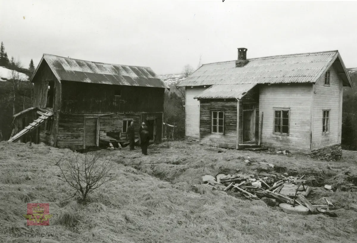 Bilde 1 og 2) Gosen Vegvokterbolig, Lierne i Nord-Trøndelag ble flyttet til Norsk vegmuseum. Her er den slik den står i dag. Foto: Ole Arvid Flatmark.
Bilde 3 og 4) Gosen plantegning innvendig og utvendig av våningshuset. 
Bilde 5 og 6) Bilde viser hvor bygningen stod i Lierne i Nord-Trøndelag før flytting til Norsk vegmuseum. I 1978 ble våningshuset revet og og lagret på Steinkjer museum, for senere å bli fraktet til Norsk vegmuseum og gjenreist til åpningen av Gosenanlegget 19. juni 1993. Bilde er fra 1977, og er sannsynlig tatt av fylkeskonservatoren i Nord-Trøndelag. 
Mads Almaas var sentral i riving og mellomlagring på museet i Steinkjer, og ikke minst flytting til Hunderfossen. 
Bilde 7) Museumsdirektør Geir Paulsrud foran vegvokterboligen som er under oppføring. Gosenanlegget stod ferdig i 1993. Foto: Sverre Findstad. 
Bilde 8) Gamle Gosen vegvokterbolig og låven fra Limannvika etter gjenreisning. Bildet er tatt 18. mai 1994, og gitt av Rolf Buknotten.