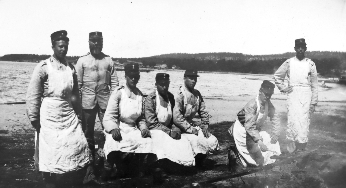 Kockarna i arbete vid kokgrop, Florsjöns strand. Hälsinge regemente, Mohed.
