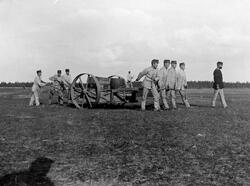 Ånyo "karlavagnen" med befälhavare i täten. Hälsinge regemen