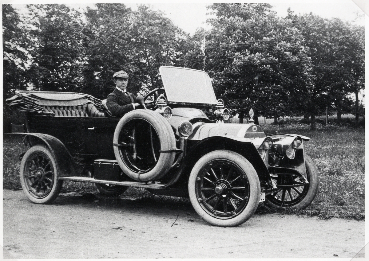 Torsten Ohlsson i sin bil, vid Kronobergs kungsgård, ca 1920.