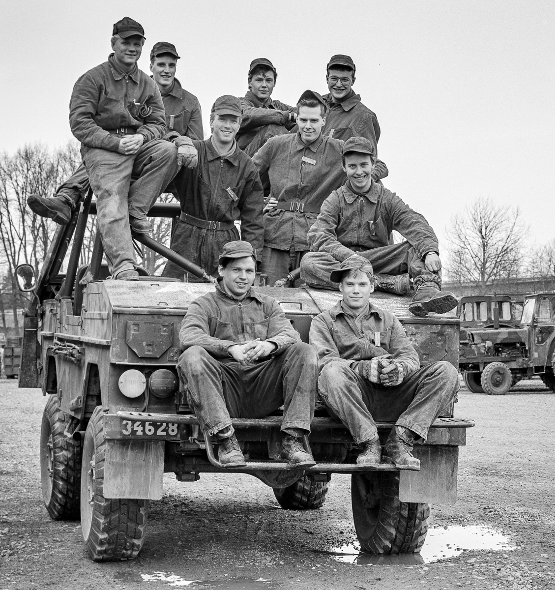 Kasgaren, april 1988


Motorplutonen på trosskompaniet.

Bild 1 och 2: Plutonen på en Drivmedelsbil 650 (6 500 liter i tankar)
Plutonchef löjtnant Magnus Agge (knästående med solglasögon).

Bild 3: Gruppbild på pansarvärnsterrängbil.

Bild 4: Gruppbild på traktorkärra.

Milregnr: 34628, 183854.