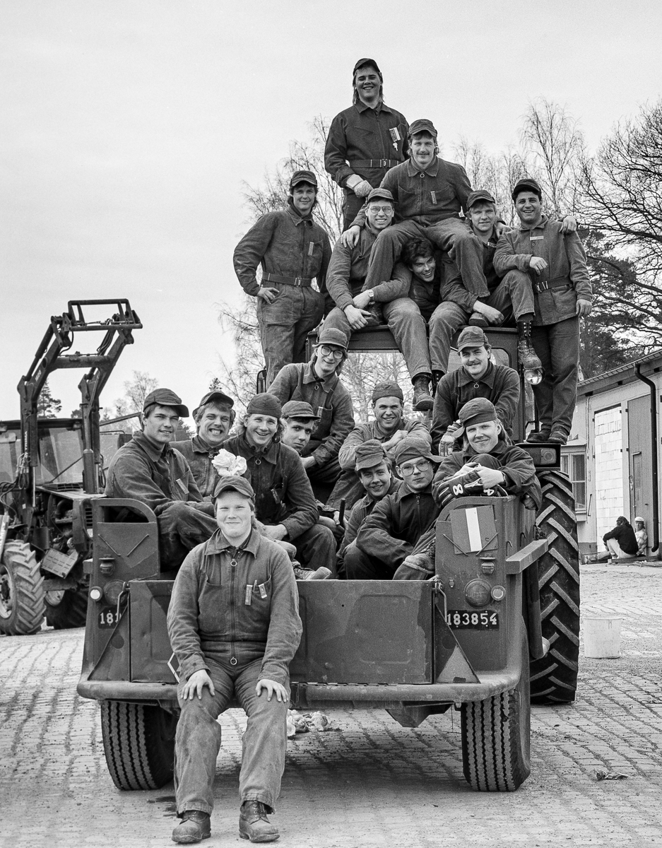 Kasgaren, april 1988


Motorplutonen på trosskompaniet.

Bild 1 och 2: Plutonen på en Drivmedelsbil 650 (6 500 liter i tankar)
Plutonchef löjtnant Magnus Agge (knästående med solglasögon).

Bild 3: Gruppbild på pansarvärnsterrängbil.

Bild 4: Gruppbild på traktorkärra.

Milregnr: 34628, 183854.