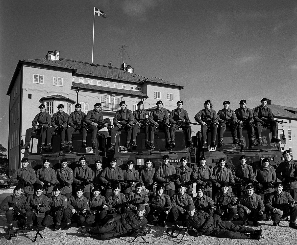 Framför kanslihuset, 18 februari 1987


Pionjärplutonen 1986-87.
Bild 1 och 2
Plutonsbilder. Framför plutonen ligger stf plutonchef löjtnant Lennart Roos och lt Claes Åkerblom.
Bild 3 till 6
Gruppbilder.

Milregnr: 331216