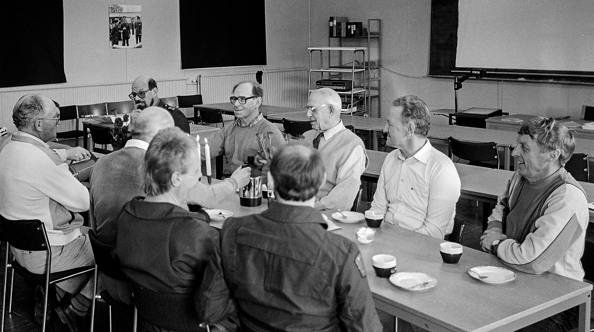 Hörsalen, 4 maj 1987

Teknikavdelningen har återträff för några av de äldre lärarna på skolan.

Bild 1: Bortre sidan av bordet fr.v.
Chefen avd 1, major Torsten Larsson, ding Eskil Persbjer, okänd, kapten Bengt Sköld och 1. ding Runo Wiklund.

Bild 2: Bortre sidan av bordet fr.v.
Löjtnant Kurt Olsson, tekniker Leif Karlsson, 1. ding Rolf Nordström, 1. ding Bengt Lundblad och kapten Christer Månsson.

Bild 3 och 4: ding Eskil Persbjer, 1. ding Runo Wiklund, kapten Bengt Sköld, 1. ding Rolf Nordström, 1. ding Bengt Lundblad och okänd.