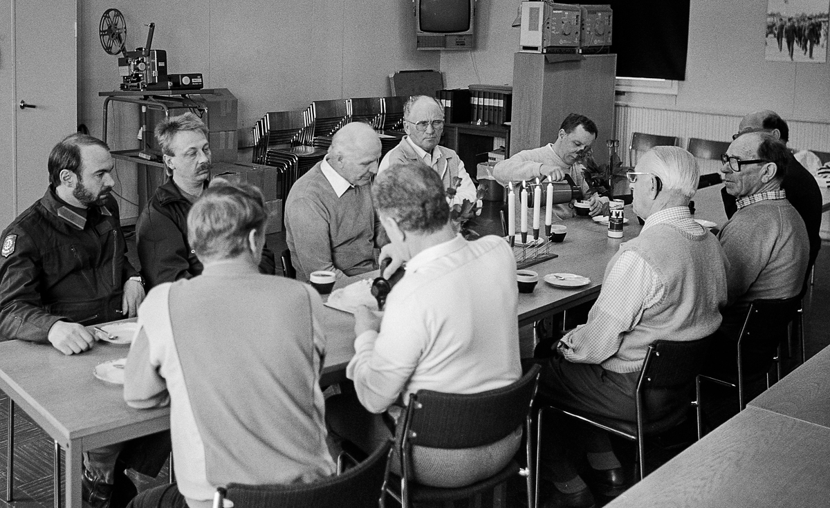 Hörsalen, 4 maj 1987

Teknikavdelningen har återträff för några av de äldre lärarna på skolan.

Bild 1: Bortre sidan av bordet fr.v.
Chefen avd 1, major Torsten Larsson, ding Eskil Persbjer, okänd, kapten Bengt Sköld och 1. ding Runo Wiklund.

Bild 2: Bortre sidan av bordet fr.v.
Löjtnant Kurt Olsson, tekniker Leif Karlsson, 1. ding Rolf Nordström, 1. ding Bengt Lundblad och kapten Christer Månsson.

Bild 3 och 4: ding Eskil Persbjer, 1. ding Runo Wiklund, kapten Bengt Sköld, 1. ding Rolf Nordström, 1. ding Bengt Lundblad och okänd.