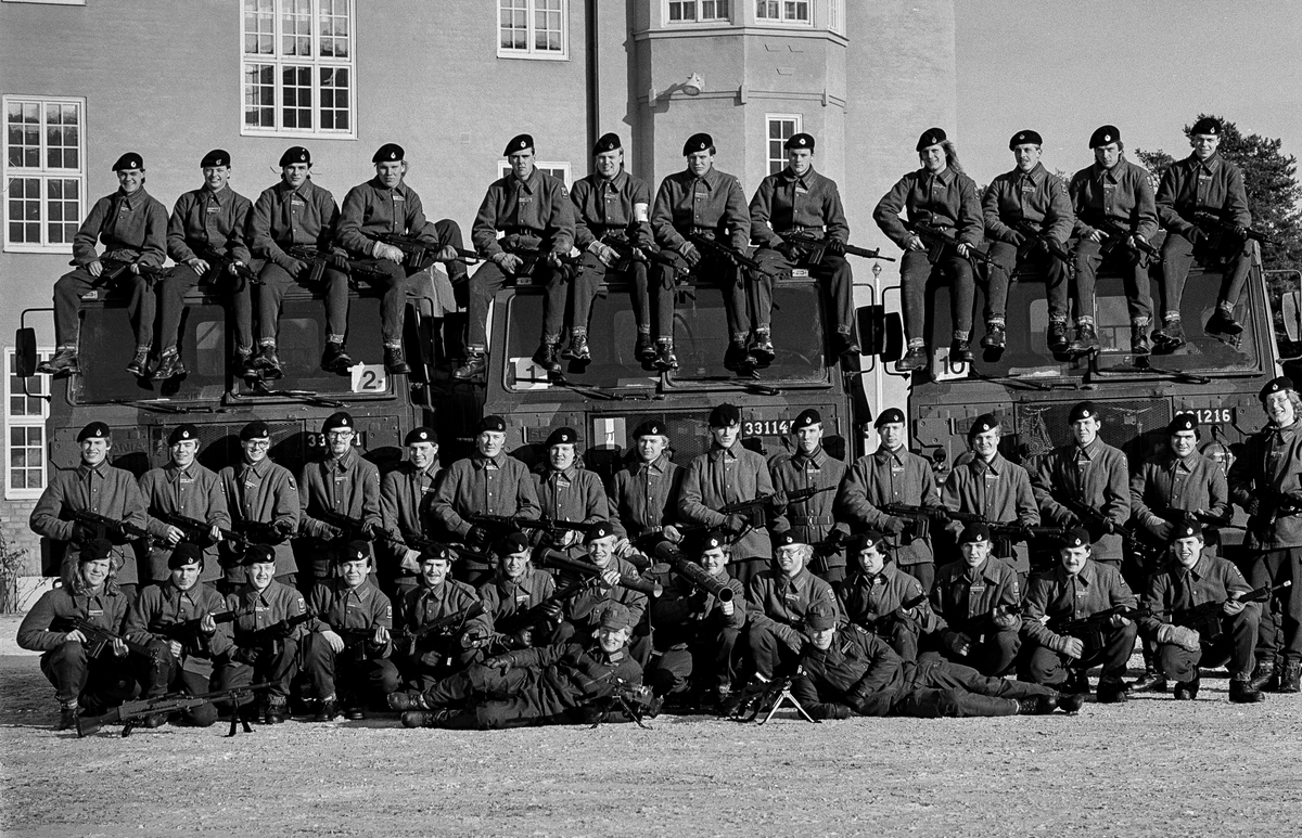 Framför kanslihuset, 18 februari 1987


Pionjärplutonen 1986-87.
Bild 1 och 2
Plutonsbilder. Framför plutonen ligger stf plutonchef löjtnant Lennart Roos och lt Claes Åkerblom.
Bild 3 till 6
Gruppbilder.

Milregnr: 331216