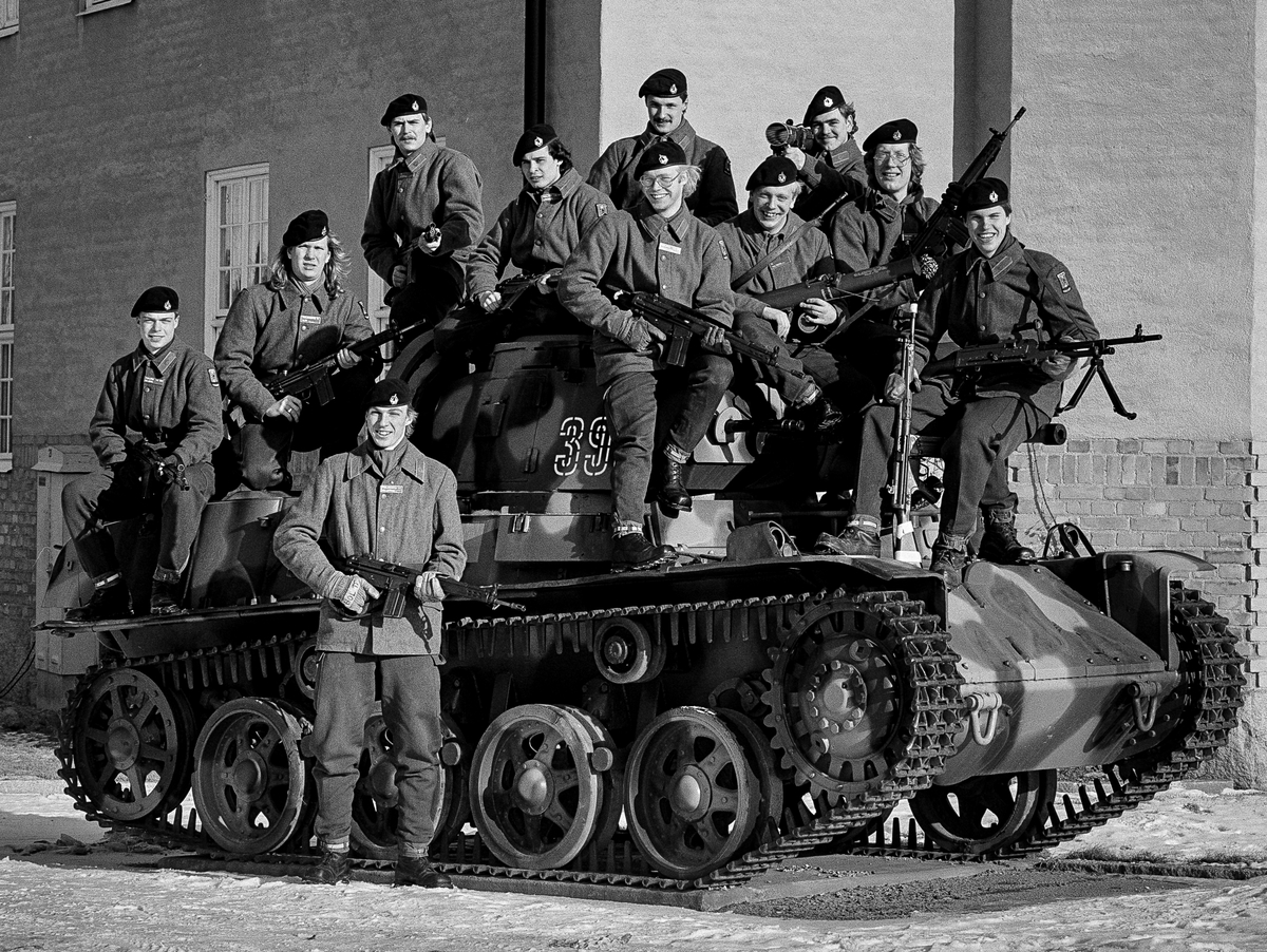 Framför kanslihuset, 18 februari 1987


Pionjärplutonen 1986-87.
Bild 1 och 2
Plutonsbilder. Framför plutonen ligger stf plutonchef löjtnant Lennart Roos och lt Claes Åkerblom.
Bild 3 till 6
Gruppbilder.

Milregnr: 331216