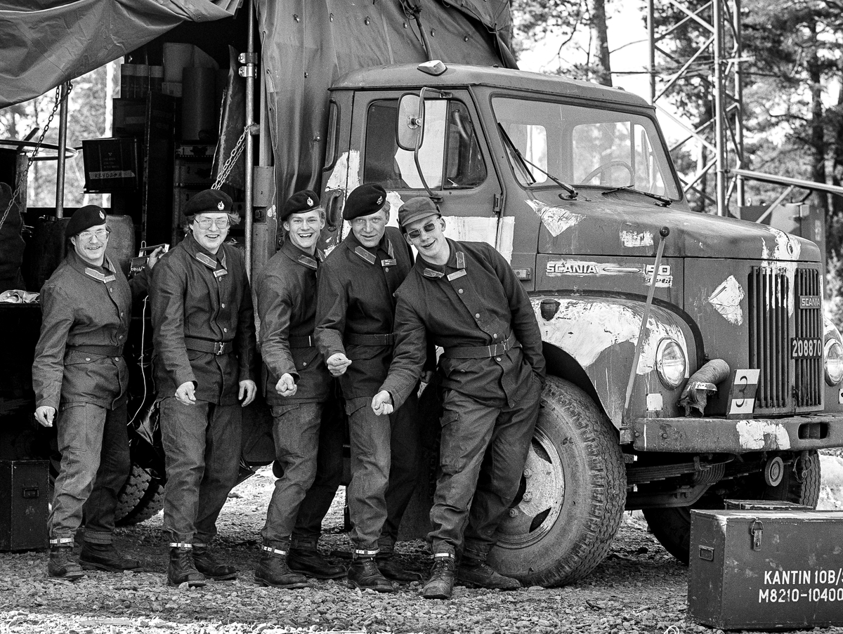 Vikingaberget, 9 april 1987


Förplägnadsplutonen vid utbildningsplatsen för kockar.

Bild 1 och 2: Längst t.v. står sergeant Mats Lindgren och långt upp t.h. står sergeant Carl Erlandsson (i tröja och solglasögon)

Bild 3 och 4: Kokgrupper.

Fortsättning följer på ARSF.002286

Milregnr: 208870