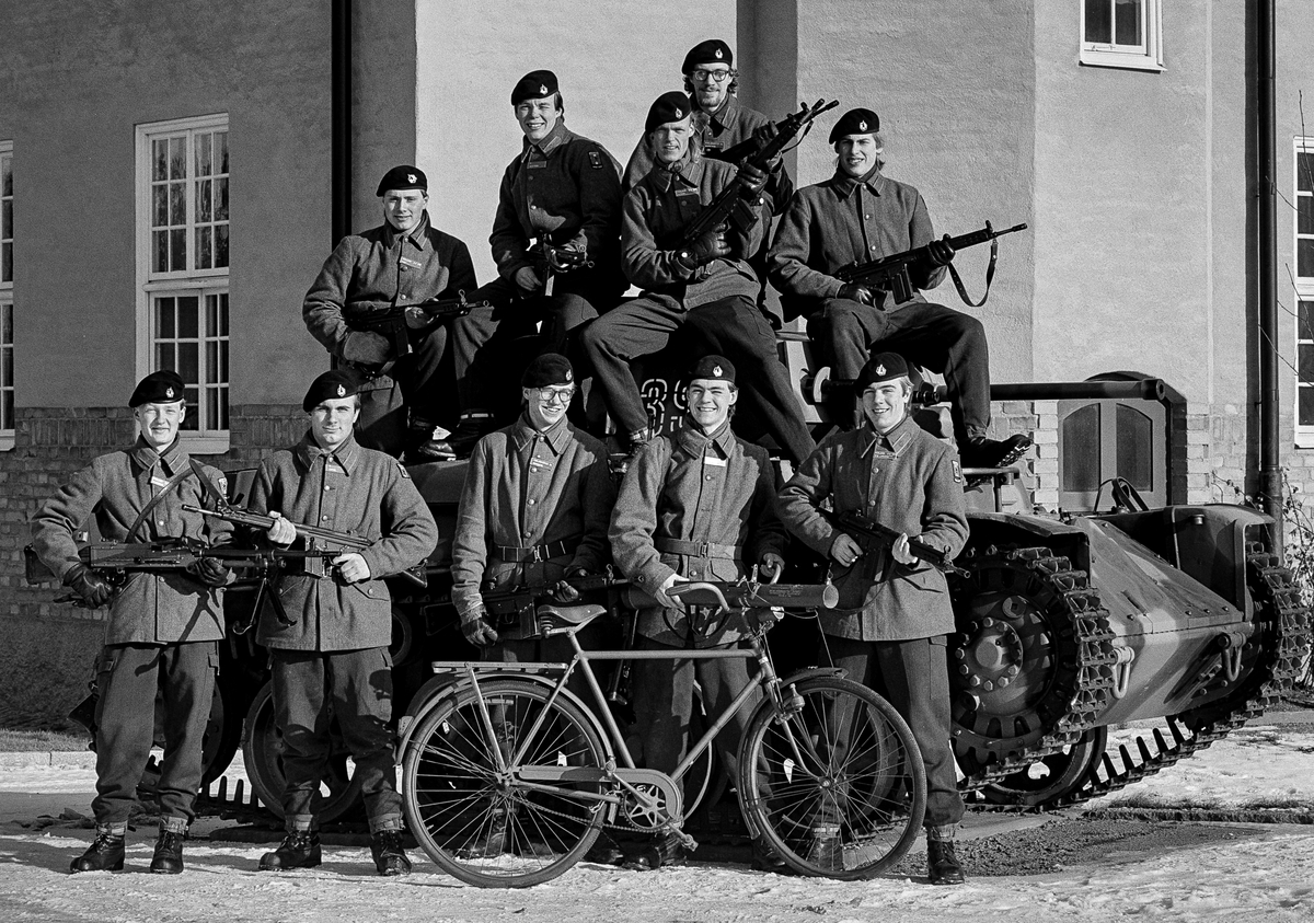 Framför kanslihuset, 18 februari 1987


Pionjärplutonen 1986-87.
Bild 1 och 2
Plutonsbilder. Framför plutonen ligger stf plutonchef löjtnant Lennart Roos och lt Claes Åkerblom.
Bild 3 till 6
Gruppbilder.

Milregnr: 331216