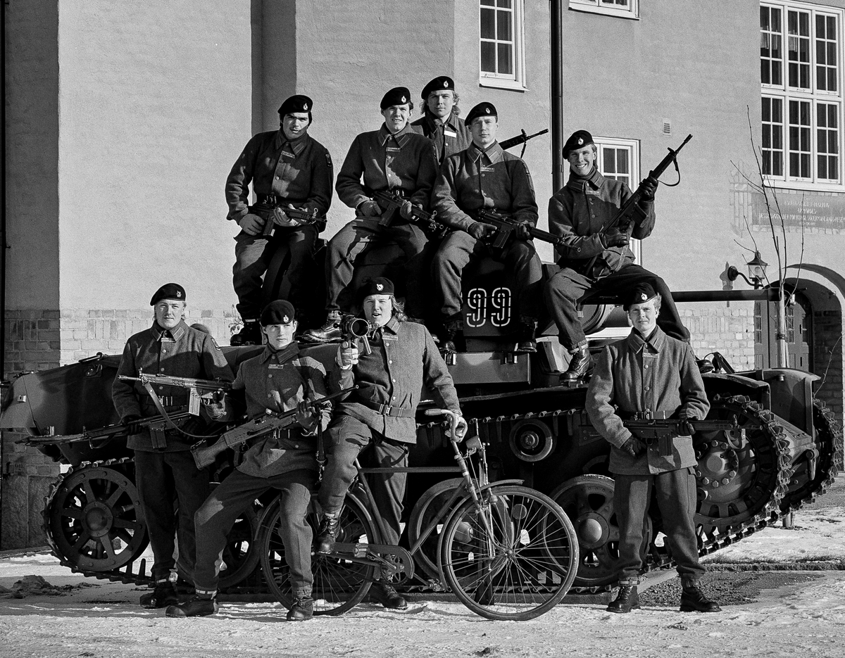 Framför kanslihuset, 18 februari 1987


Pionjärplutonen 1986-87.
Bild 1 och 2
Plutonsbilder. Framför plutonen ligger stf plutonchef löjtnant Lennart Roos och lt Claes Åkerblom.
Bild 3 till 6
Gruppbilder.

Milregnr: 331216