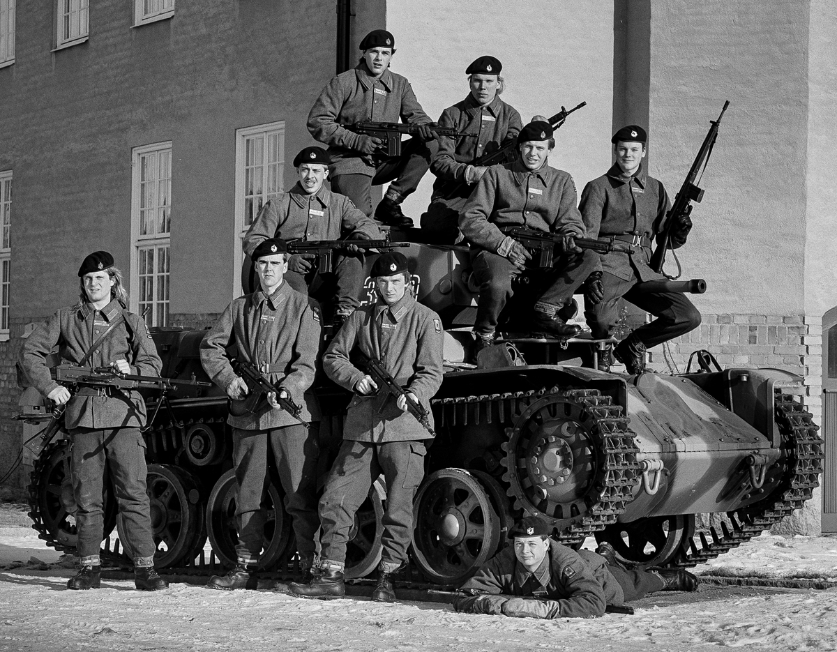 Framför kanslihuset, 18 februari 1987


Pionjärplutonen 1986-87.
Bild 1 och 2
Plutonsbilder. Framför plutonen ligger stf plutonchef löjtnant Lennart Roos och lt Claes Åkerblom.
Bild 3 till 6
Gruppbilder.

Milregnr: 331216