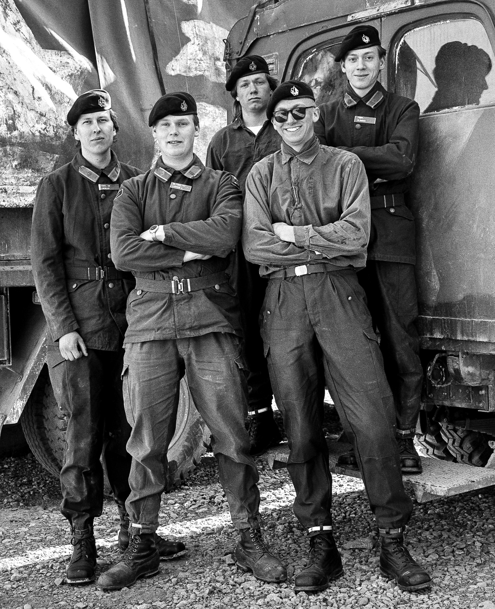 Vikingaberget, 9 april 1987


Förplägnadsplutonen vid utbildningsplatsen för kockar.

Bild 1 till 6: Kok- och livsmedelsgrupper.

Fortsättning från ARSF.002286

Milregnr: 208815, 208690, 192569
