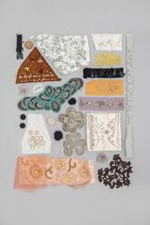 NK:s franska damskrädderi. Sybehör såsom knappar, spets och 