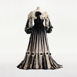 Tvådelad spets- och tyllklänning monterad på docka. NK:s Fra