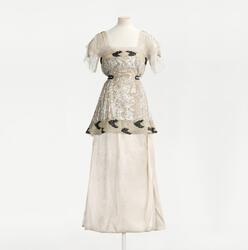 Klänning monterad på docka. NK:s Franska damskrädderi. Paul 