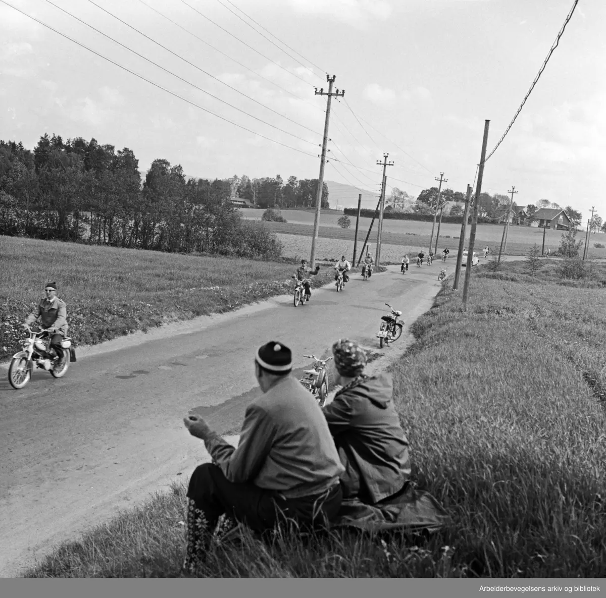 Arbeiderbladet arrangerer moped-tur fra Yongstorget til Frambu (Siggerud i Ski kommune) i samarbeid med Norges Sykkel- og Mopedeieres Forening, 10. juni 1958.
