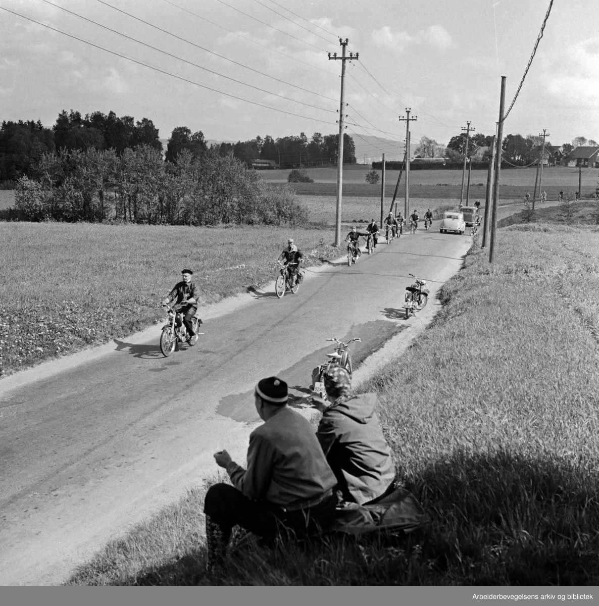Arbeiderbladet arrangerer moped-tur fra Yongstorget til Frambu (Siggerud i Ski kommune) i samarbeid med Norges Sykkel- og Mopedeieres Forening, 10. juni 1958.