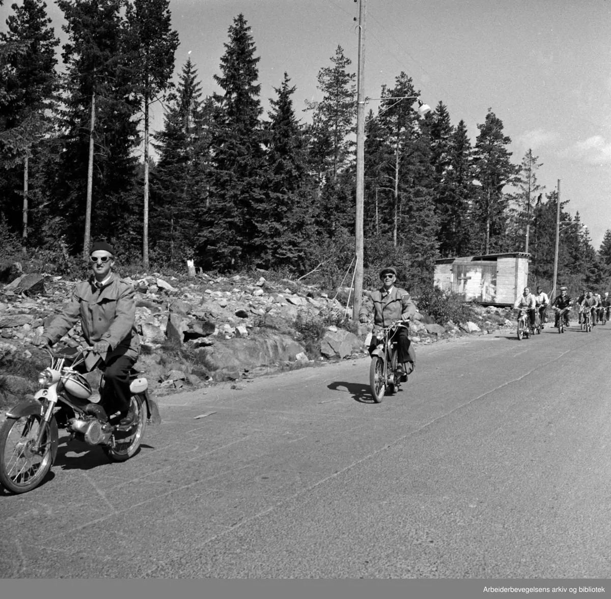 Arbeiderbladet arrangerer moped-tur fra Yongstorget til Frambu (Siggerud i Ski kommune) i samarbeid med Norges Sykkel- og Mopedeieres Forening, 10. juni 1958.
