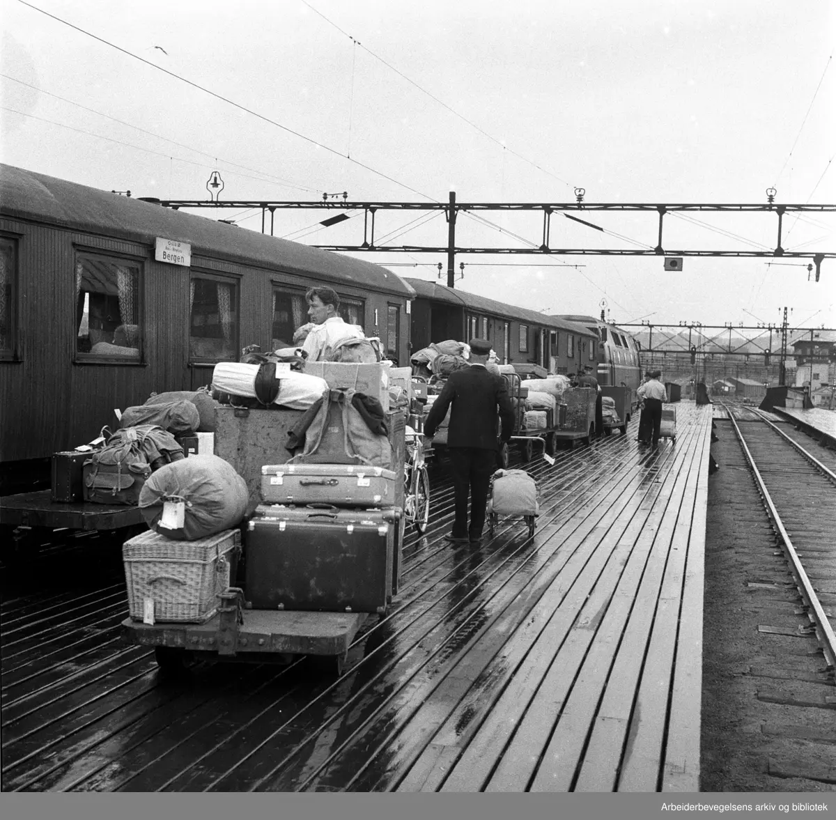Stor trafikk på Østbanen ved starten av fellesferien. Juni 1968.