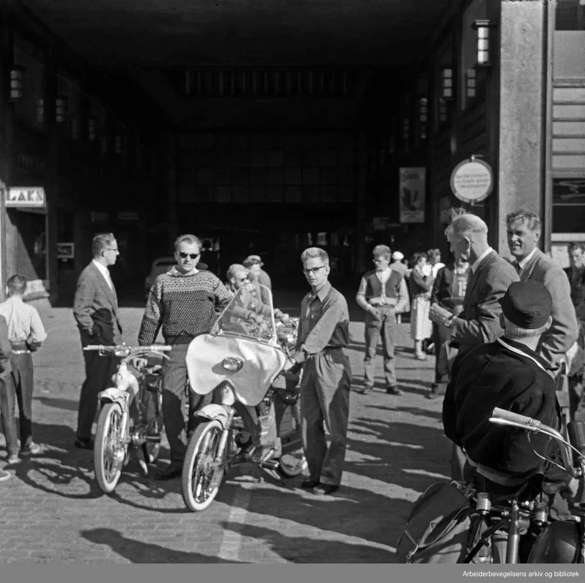 Arbeiderbladet arrangerer moped-tur fra Yongstorget til Frambu (Siggerud i Ski kommune) i samarbeid med Norges Sykkel- og Mopedeieres Forening, 10. juni 1958. Alv Ramberg og Erling Elstad fra Arbeiderbladet til høyre i bildet.