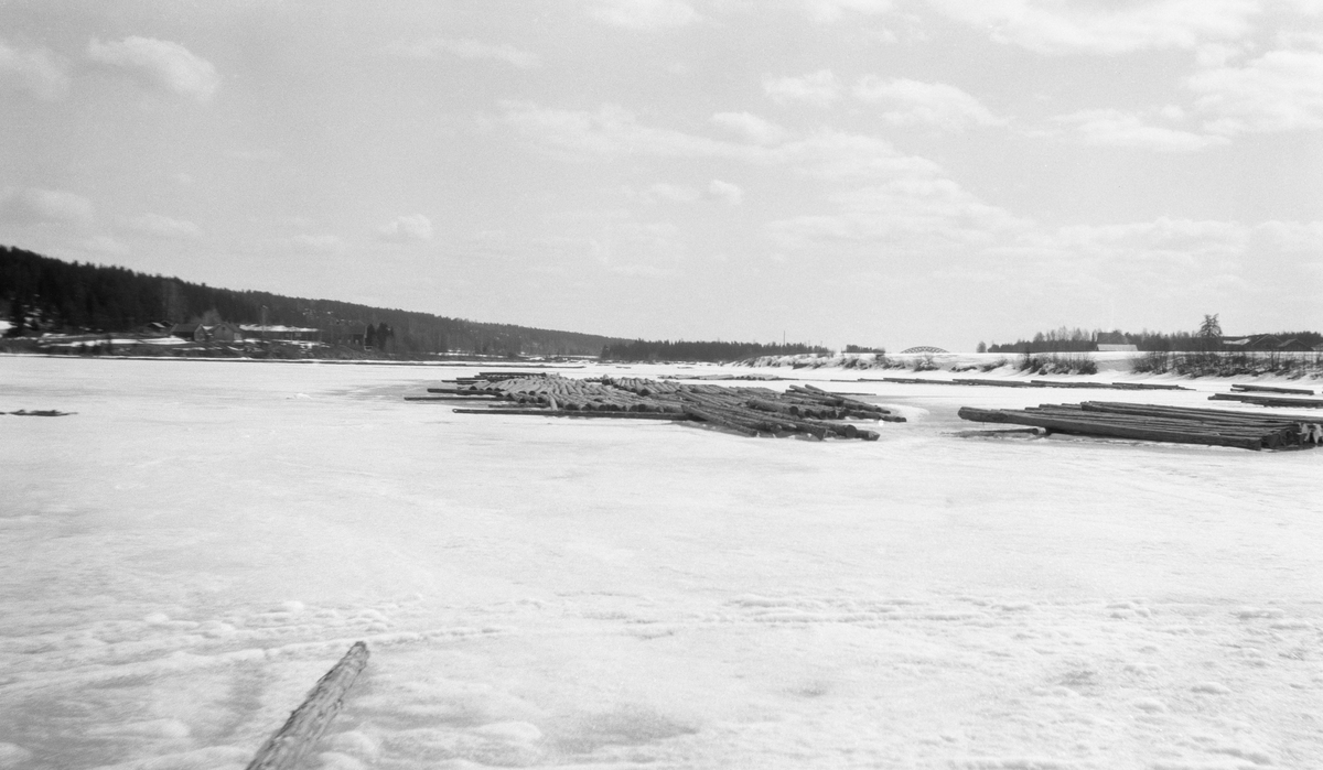 Tømmertillegging på isen på Glomma ved Østerhaug i Elverum i 1928. Her var fløtingstømmeret levert på isen, lagt i floer på underlagsstokker som i hvert fall i utgangspunktet løftet mesteparten av tømmeret litt opp over underlaget. Utover ettervinteren og våren hadde det imidlertid lett for å komme overflatevann og temperaturvekslinger som gjorde at tømmeret frøs inne og ble så mettet av fuktighet at det fløt dårlig når våren kom og fløtingssesongen begynte. Denne praksisen kunne med andre ord føre til at det ble unødig mye «søkketømmer», noe som innebar verditap for sagbrukene og papirfabrikkene som kjøpte tømmer fra bygdene langs Glomma.