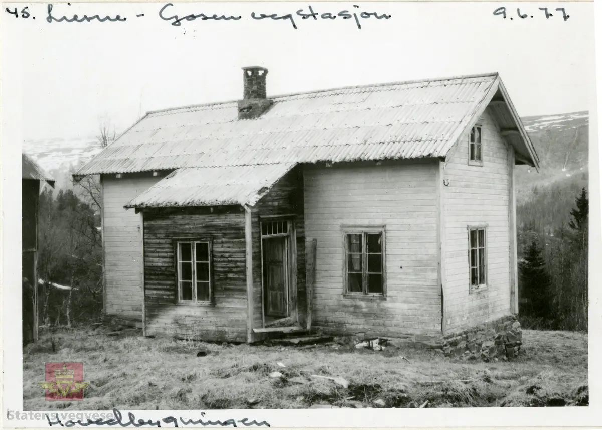 Bilde 1 og 2) Gosen Vegvokterbolig, Lierne i Nord-Trøndelag ble flyttet til Norsk vegmuseum. Her er den slik den står i dag. Foto: Ole Arvid Flatmark.
Bilde 3 og 4) Gosen plantegning innvendig og utvendig av våningshuset. 
Bilde 5 og 6) Bilde viser hvor bygningen stod i Lierne i Nord-Trøndelag før flytting til Norsk vegmuseum. I 1978 ble våningshuset revet og og lagret på Steinkjer museum, for senere å bli fraktet til Norsk vegmuseum og gjenreist til åpningen av Gosenanlegget 19. juni 1993. Bilde er fra 1977, og er sannsynlig tatt av fylkeskonservatoren i Nord-Trøndelag. 
Mads Almaas var sentral i riving og mellomlagring på museet i Steinkjer, og ikke minst flytting til Hunderfossen. 
Bilde 7) Museumsdirektør Geir Paulsrud foran vegvokterboligen som er under oppføring. Gosenanlegget stod ferdig i 1993. Foto: Sverre Findstad. 
Bilde 8) Gamle Gosen vegvokterbolig og låven fra Limannvika etter gjenreisning. Bildet er tatt 18. mai 1994, og gitt av Rolf Buknotten.