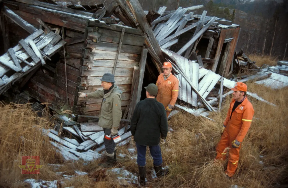 Bilde 1)  Låve/fjøs fra 1920 i Limannvik  ble flyttet til Gosen på Norsk vegmuseum. Åpningen av Gosenanlegget var 19. juni 1993. Her er fjøsbygningen slik den står i dag. Foto: Ole Arvid Flatmark.

Bilde 2) Gosen plantegning  låven/fjøset.

Bilde 3) Bilde viser hvor bygningen stod i Limannvik  Lierne, Nord-Trøndelag, før flytting til Norsk vegmuseum. Foto: Aslak Stø. 

Bilde 4) Låven/Fjøset i Limannvik Lierne, Nord-Trøndelag, før flytting til Norsk vegmuseum. Foto: Aslak Stø.

Bilde 5) Bilde av interiør i låve/fjøs før flytting til Norsk vegmuseum. Foto: Aslak Stø.

Bilde 6) Låven/fjøset ble transportert på lastebil til Norsk vegmuseum. På bildet står Asbjørn Aspnes og Rolf Buknotten sammen med Per Stø helt til venstre, i midten Aslak Stø med blå vest og helt til høyre lastebilsjåfør Arne Rønningen. Ansvarlig for riving og transport  var Aslak Stø med bistand av Mads Almaas.

Bilde 7) Bilde viser låven på Gamle Gosen, Lierne i Nord-Trøndelag. Fra venstre med hatt: Mads Almaas, videre Jonar Aamo og Sten Olav Ringstad i orange vegvesen overaller. Per Stø står med ryggen til. 

Bilde 8) På Gamle Gosen, Lierne i Nord-Trøndelag: Fra venstre: Jonar Åamo, Sten Olav Ringstad og museumsdirektør Geir Paulsrud. 

Ref. til "Meddelelser fra Vegdirektøren", Nr. 9-1933. Veivokterboliger i Nord-Trøndelag.