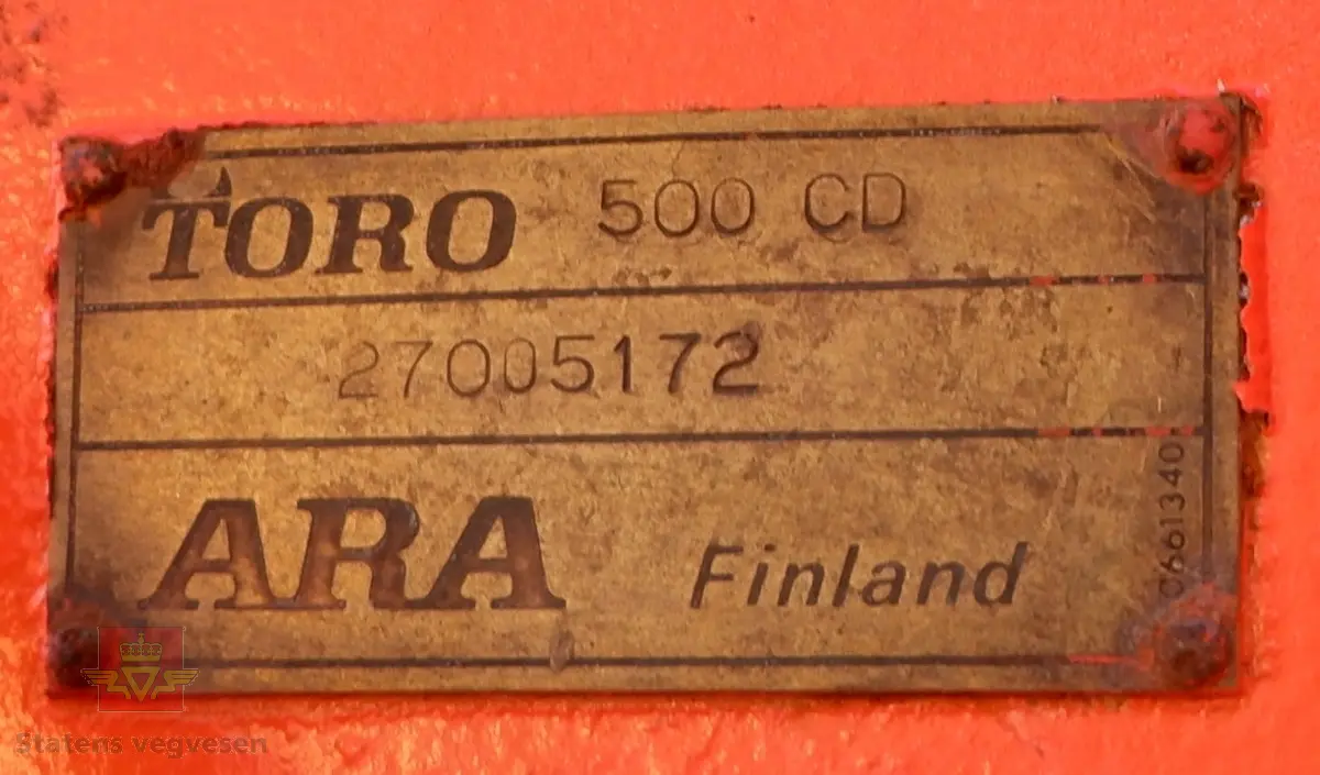 Toro 500CD. Oransje lastemaskin med fire gummihjul. Maskinen har skuffe fra Gjerstad foran og sidestilt førerhytte. Lengden på maskinen er 10,3 meter, bredden er på 2,7 meter og høyden er på 2,6 meter. Lastemaskinen har en V-12 dieselmotor med betegnelsen Deutz F 12 L413 FW som yter 277 hestekrefter. Timetelleren viser at maskinen har vært i bruk 21434 timer. Egenvekten er på 33 000 kg, og det medfølger styrekonsoll for fjernstyring av maskinen. Lasteevne på maskinen er 12 tonn.