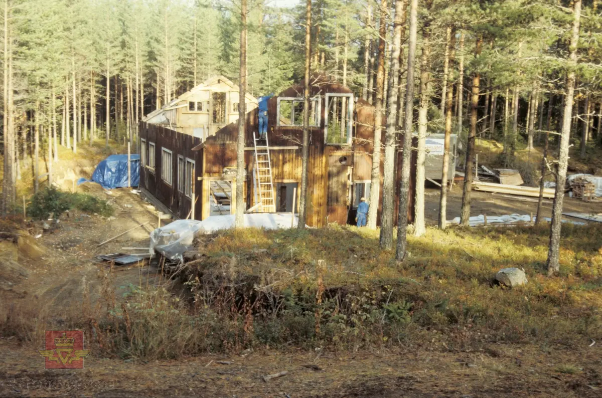 Bilde 1) Høydalsmo vegstasjon slik den står i dag ved Norsk vegmuseum. Foto: Ole Arvid Flatmark. 

Bilde 2) Høydalsmo vegstasjon slik den stod i Tokke, Telemark. Foto: Aslak Stø.

Bilde 3) Utstilling/visning på vegmuseet under åpningen 22.06.1992. Her er bilde fra verkstedet med reimdrift i taket på Høydalsmo vegstasjon. Smia er ved siden av verkstedet. Foto: Ukjent fotograf. 

Bilde 4 og 5) Gjenreising av Høydalsmo vegstasjon etter flytting til Norsk vegmuseum i 1989. Bildet viser håndverkerne fra venstre Magnar Jevnehagen, og Dagfinn Sveen på stigen. Foto: Aslak Stø.