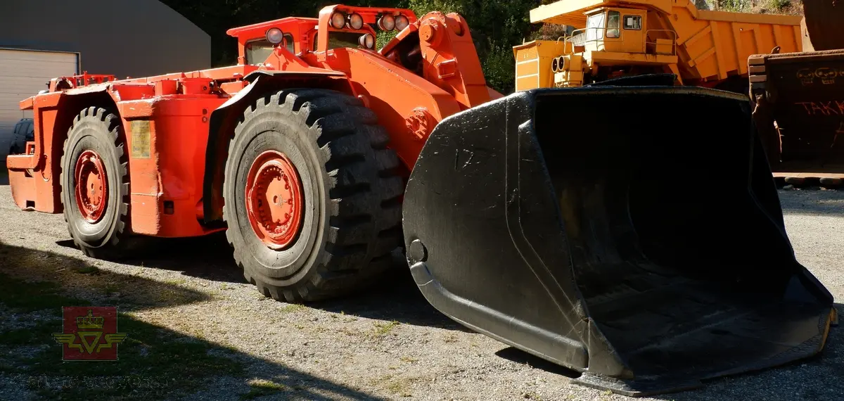Toro 500CD. Oransje lastemaskin med fire gummihjul. Maskinen har skuffe fra Gjerstad foran og sidestilt førerhytte. Lengden på maskinen er 10,3 meter, bredden er på 2,7 meter og høyden er på 2,6 meter. Lastemaskinen har en V-12 dieselmotor med betegnelsen Deutz F 12 L413 FW som yter 277 hestekrefter. Timetelleren viser at maskinen har vært i bruk 21434 timer. Egenvekten er på 33 000 kg, og det medfølger styrekonsoll for fjernstyring av maskinen. Lasteevne på maskinen er 12 tonn.