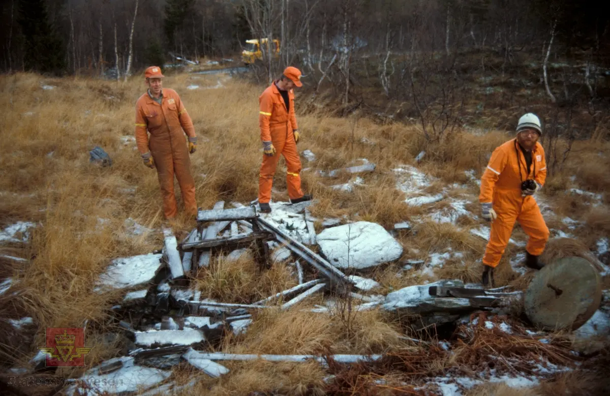 Bilde 1)  Låve/fjøs fra 1920 i Limannvik  ble flyttet til Gosen på Norsk vegmuseum. Åpningen av Gosenanlegget var 19. juni 1993. Her er fjøsbygningen slik den står i dag. Foto: Ole Arvid Flatmark.

Bilde 2) Gosen plantegning  låven/fjøset.

Bilde 3) Bilde viser hvor bygningen stod i Limannvik  Lierne, Nord-Trøndelag, før flytting til Norsk vegmuseum. Foto: Aslak Stø. 

Bilde 4) Låven/Fjøset i Limannvik Lierne, Nord-Trøndelag, før flytting til Norsk vegmuseum. Foto: Aslak Stø.

Bilde 5) Bilde av interiør i låve/fjøs før flytting til Norsk vegmuseum. Foto: Aslak Stø.

Bilde 6) Låven/fjøset ble transportert på lastebil til Norsk vegmuseum. På bildet står Asbjørn Aspnes og Rolf Buknotten sammen med Per Stø helt til venstre, i midten Aslak Stø med blå vest og helt til høyre lastebilsjåfør Arne Rønningen. Ansvarlig for riving og transport  var Aslak Stø med bistand av Mads Almaas.

Bilde 7) Bilde viser låven på Gamle Gosen, Lierne i Nord-Trøndelag. Fra venstre med hatt: Mads Almaas, videre Jonar Aamo og Sten Olav Ringstad i orange vegvesen overaller. Per Stø står med ryggen til. 

Bilde 8) På Gamle Gosen, Lierne i Nord-Trøndelag: Fra venstre: Jonar Åamo, Sten Olav Ringstad og museumsdirektør Geir Paulsrud. 

Ref. til "Meddelelser fra Vegdirektøren", Nr. 9-1933. Veivokterboliger i Nord-Trøndelag.