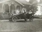 Gustav Sjögren med bil, av märket Dodge modell 30 från ca 1920, och passagerare framför överlärare Frans Berggrens sommarhus. Urshult, ca 1920.