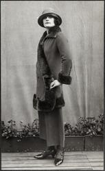 Greta Garbo iförd plagg från Renée som mannekäng för NK:s Fr