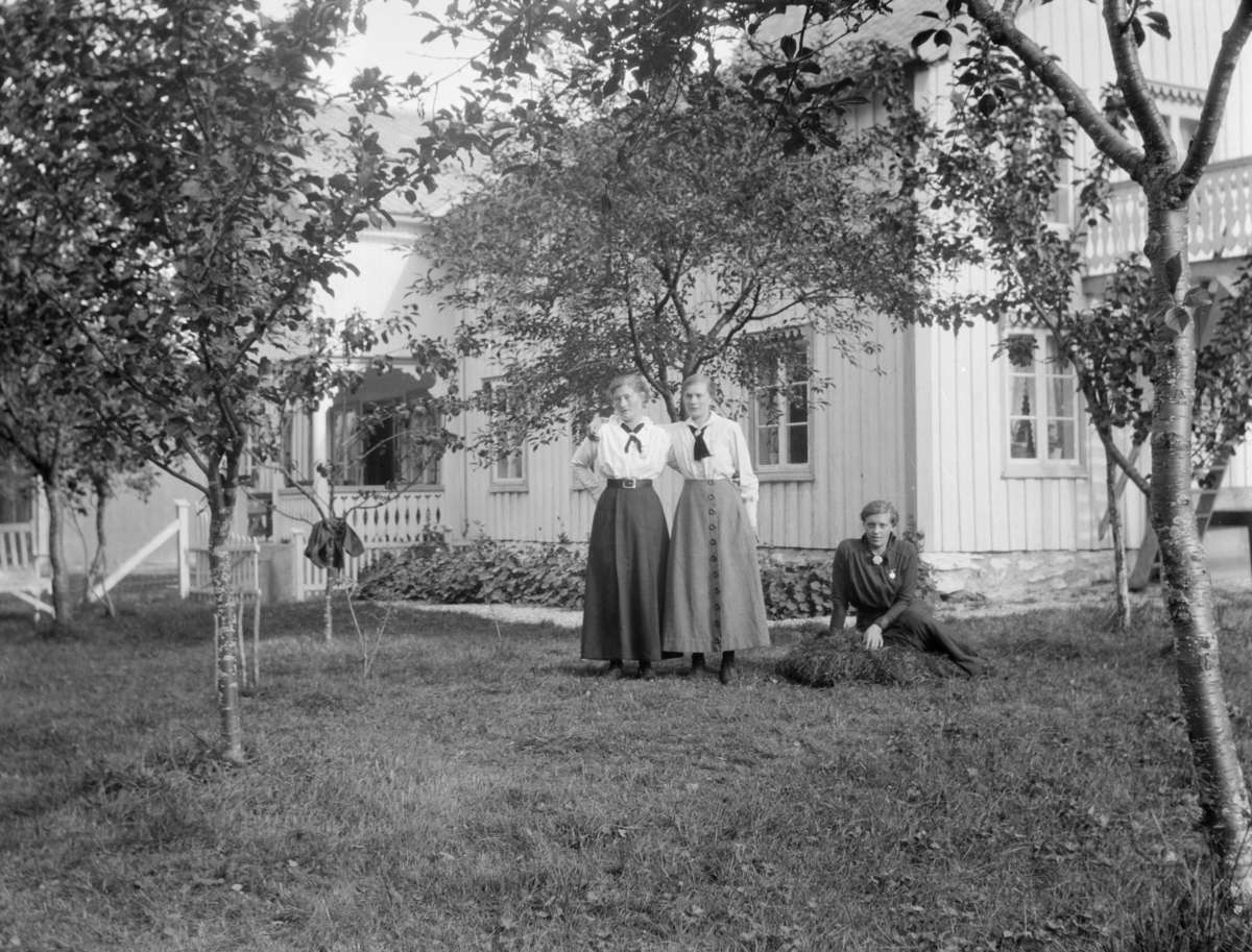 Reitan hotel i Eikesdal med tre damer utenfor