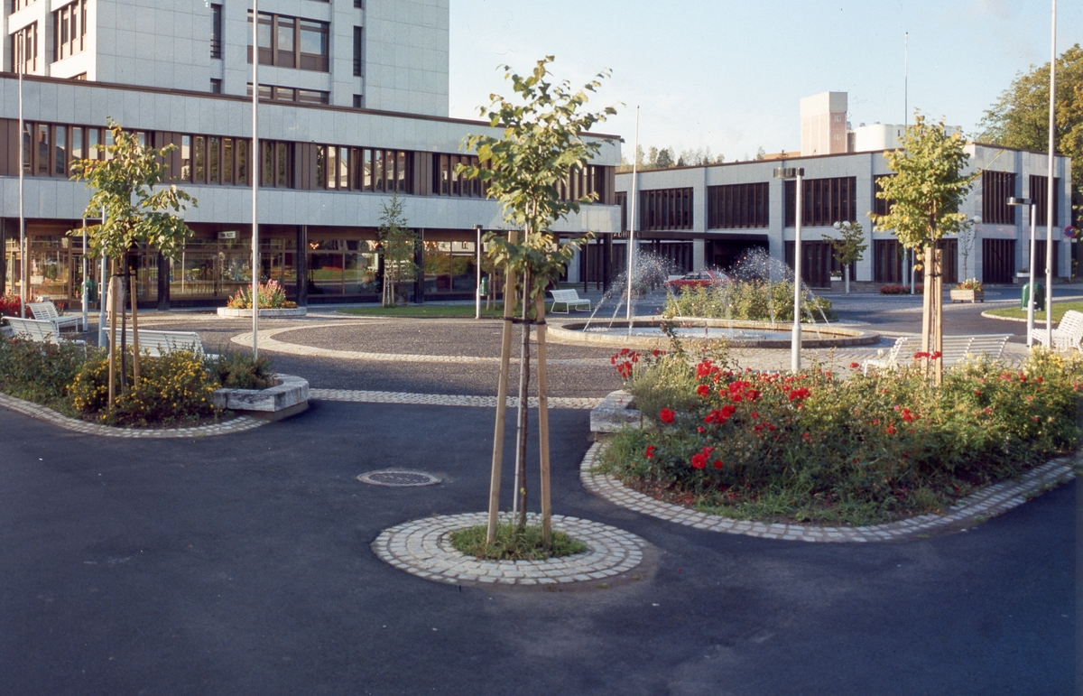 Gjøvik rådhus med blomster og fontene 1983