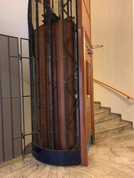 Trapphall med hiss på CGC-huset, Karlstad.