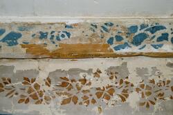 Restaureringsarbete med väggmålningar i Nils Nilsagården.
Vä