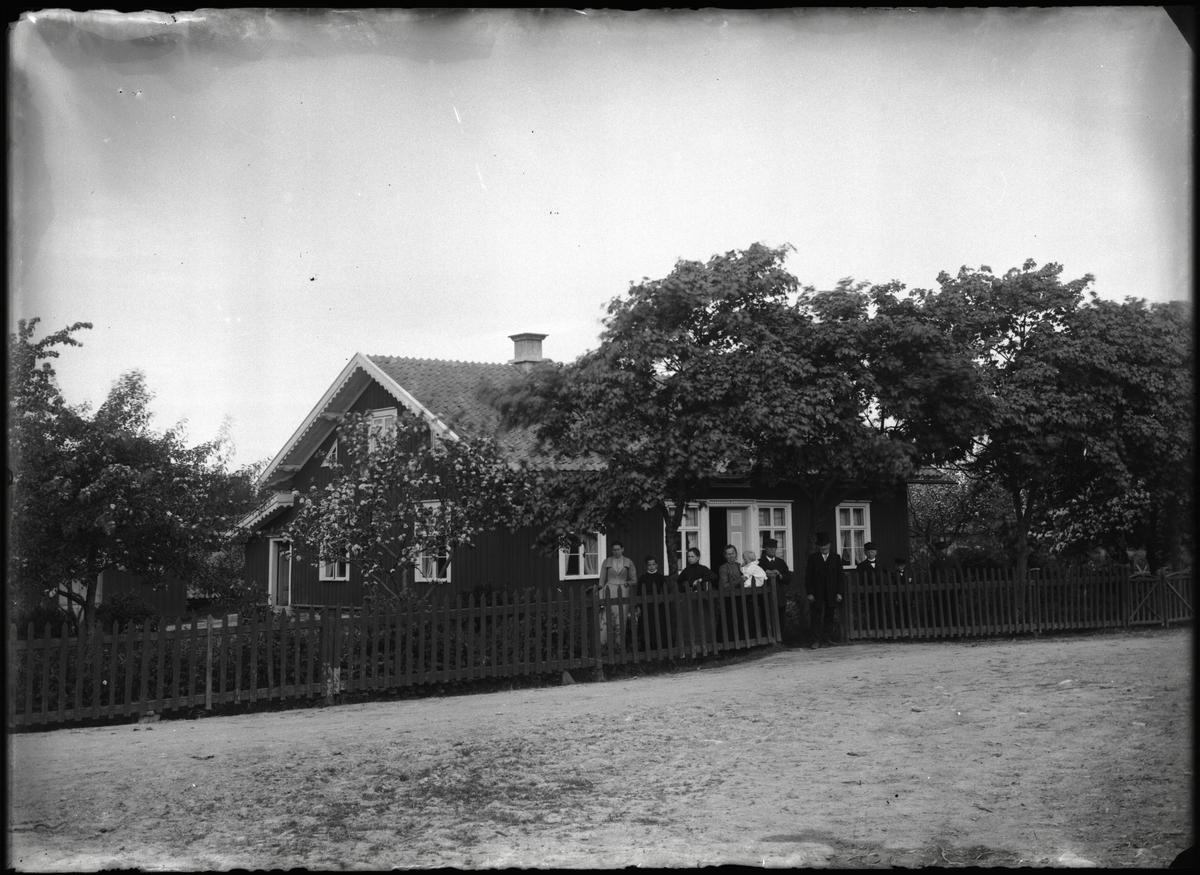 Familj framför hus