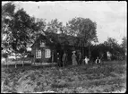 Familj framför hus