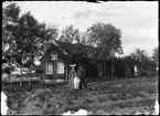 Familj framför hus