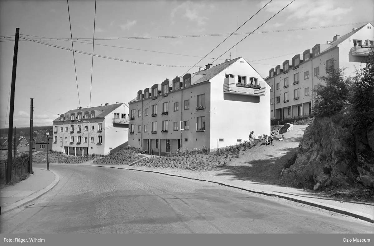 OBOS boligblokker, Utsyn borettslag, mann, hagearbeid, barn, vei