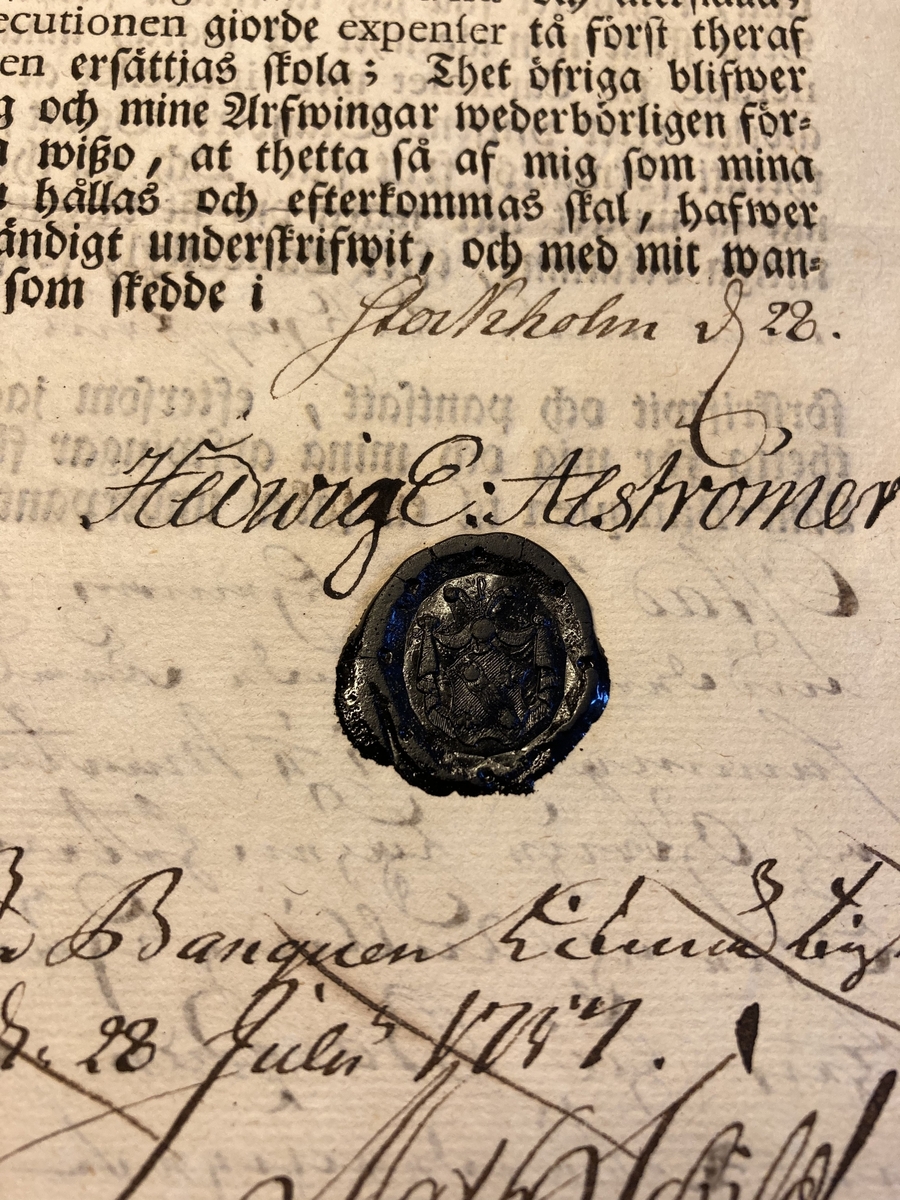 Pantbrev

Jonas Alströmer
Hedvig Alströmer

Pantbrev undertecknat av JA och HA i Stockholm 22 juli 1757.
Delar av A.s egendomar är tagna som säkerhet för ett lån.

JA och HA har stämplat med sina resp sigill i svart lack.