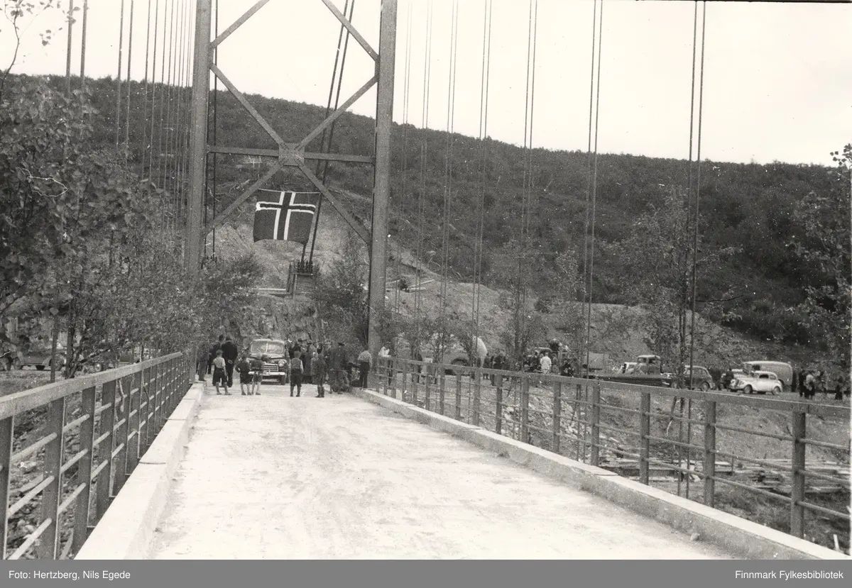 Ny Tana bru ble åpnet i august 1948. Nærmeste bil er en amerikansk Ford 1946-modell. Se også de andre åpningsbildene 346-358.
