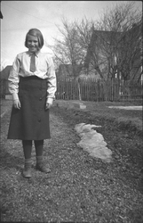 Elin Rustad i en hage i Lillehammer om våren.