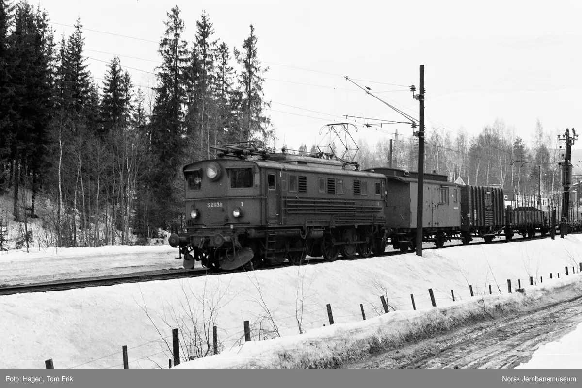 Elektrisk lokomotiv El 5 2038 skifter på sidesporet til Toten Cellulosefabrik mellom Breiskallen og Nygård på Gjøvikbanen