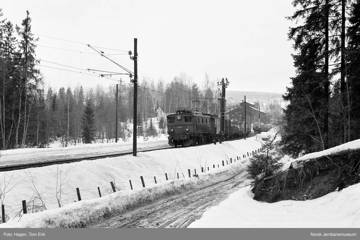 Elektrisk lokomotiv El 5 2038 skifter på sidesporet til Toten Cellulosefabrik mellom Breiskallen og Nygård på Gjøvikbanen