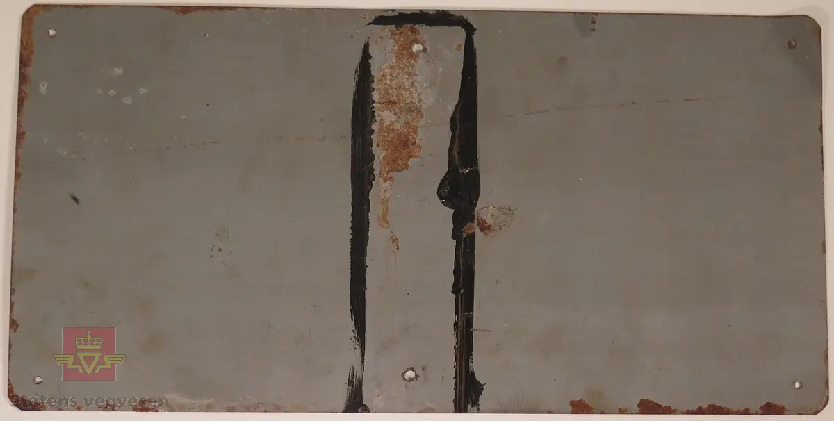 Hovedsakelig hvitt metallskilt med et mindre rødt markeringsområde. Det er laget til 6 festehull på skiltet, 3 nede og 3 oppe.
Påskrift: KONGELIG NORSK AUTOMOBILKLUB, SEKTRETÆR, K.N.A. RALLY VIKING